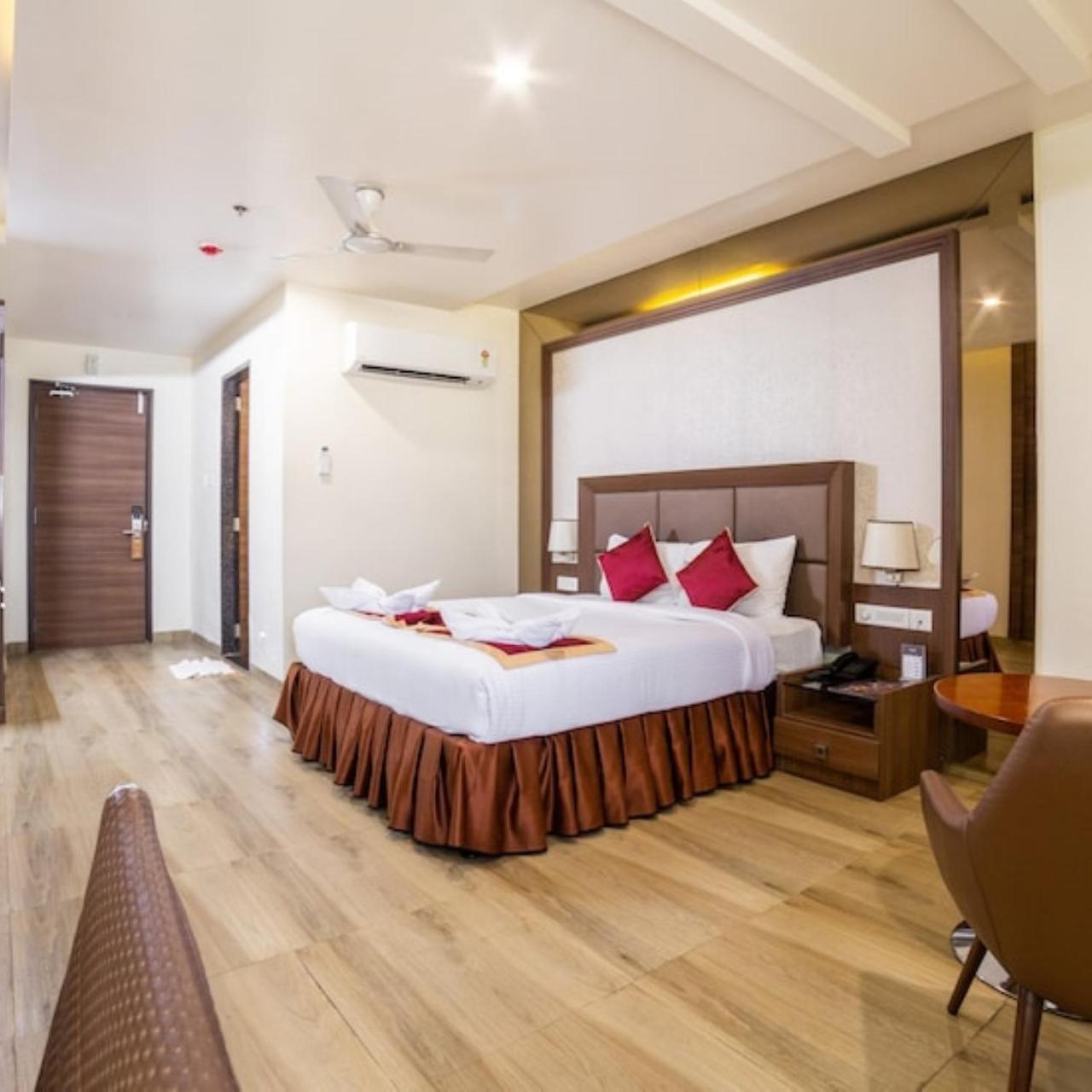 Hotel Svm Grand Medipally ハイデラバード エクステリア 写真