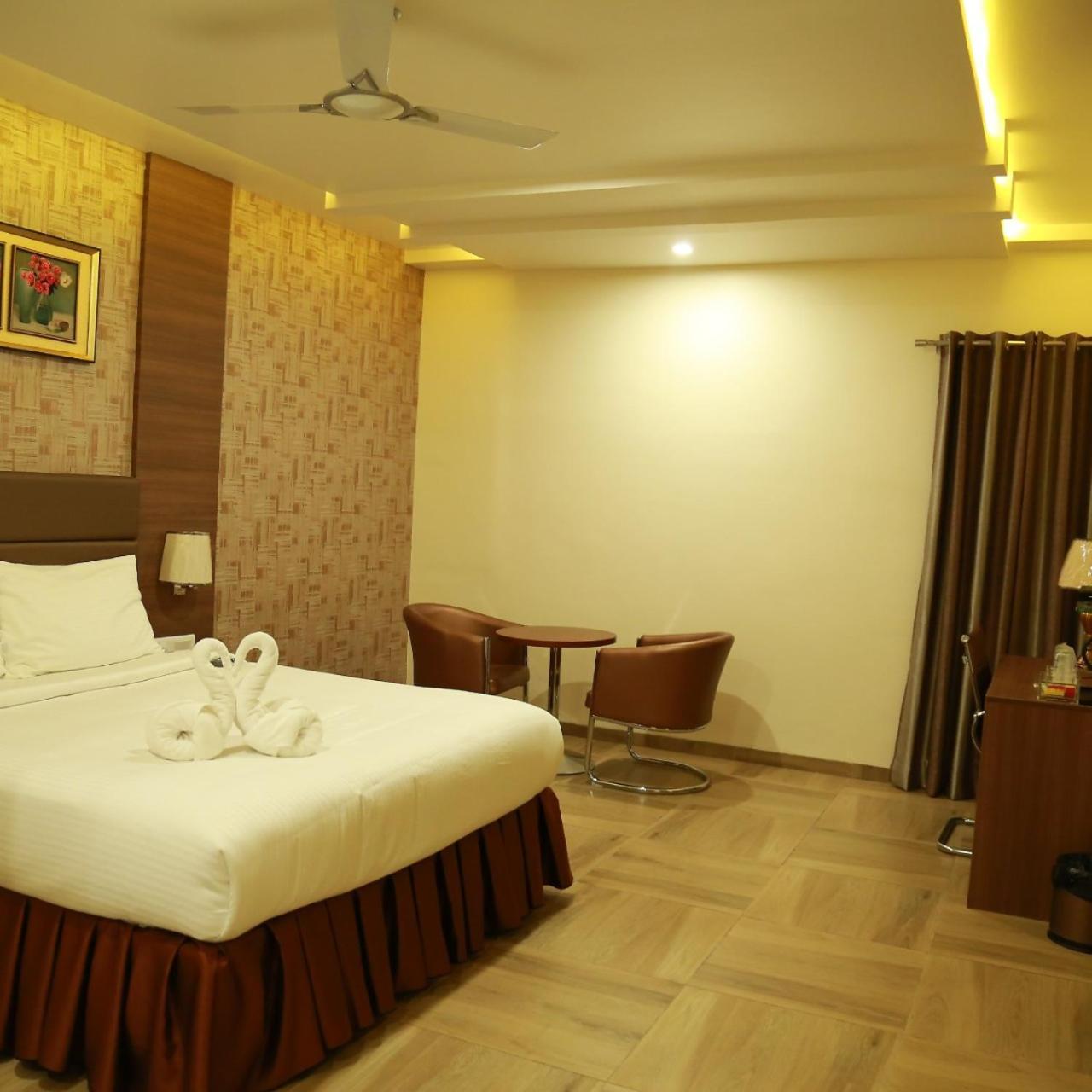 Hotel Svm Grand Medipally ハイデラバード エクステリア 写真